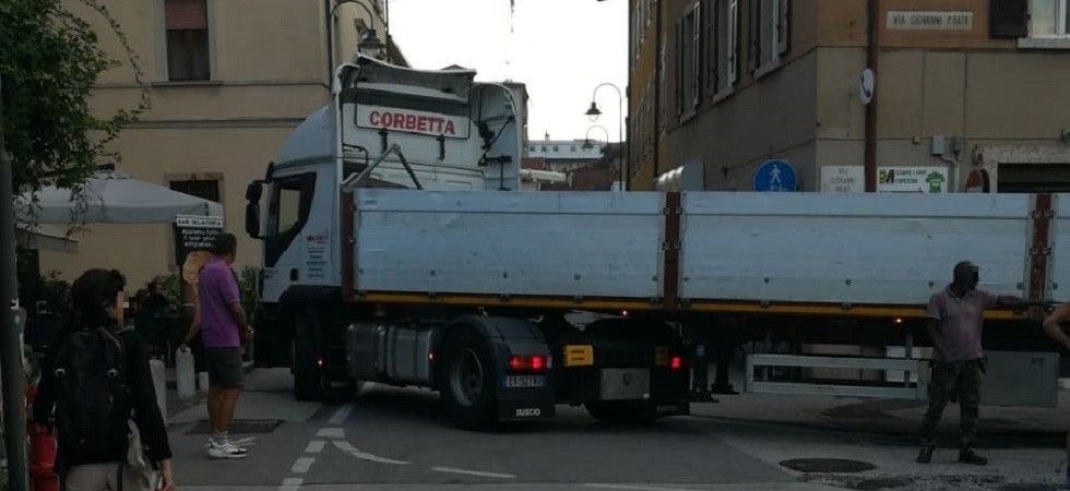 Un autoarticolato si incastra in via Prati, traffico in tilt